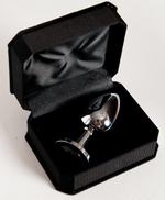 Большая серебристая анальная втулка с чёрным кристаллом