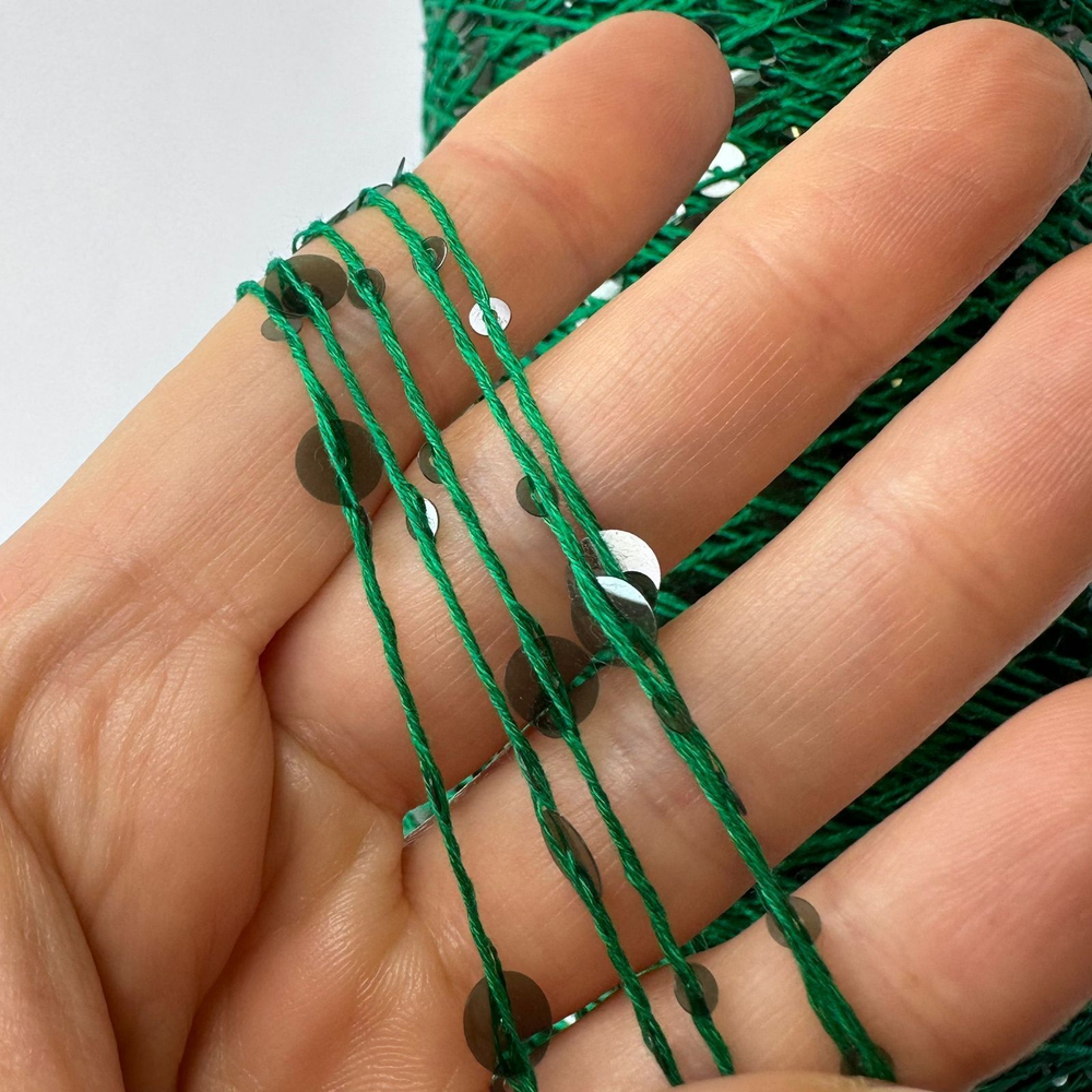 Lustrosa крупные 6 mm и мелкие 3 mm пайетки на хлопке, днина нити: около 200м/100гр, цвет: ярко-зеленая нить, прозрачные темно-зеленые пайетки. Есть готовые отмотанные бобинки весом: 80, 105гр