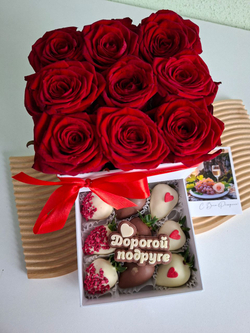 Шкатулка с розами и клубникой