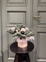 Композиция в коробочке с новогодними игрушками