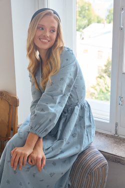 Платье с воротником стойкой