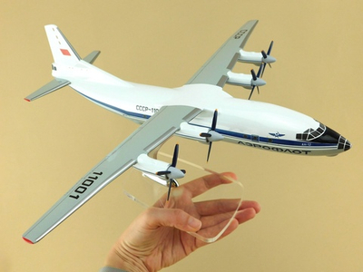 Модель самолета Ан-12 (М1:100, Аэрофлот СССР-11001)