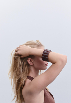 STRADIVARIUS Жесткий браслет с рельефным дизайном, горчичный