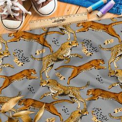 Ткань оксфорд 210 бегущие львицы и гепарды на сером фоне