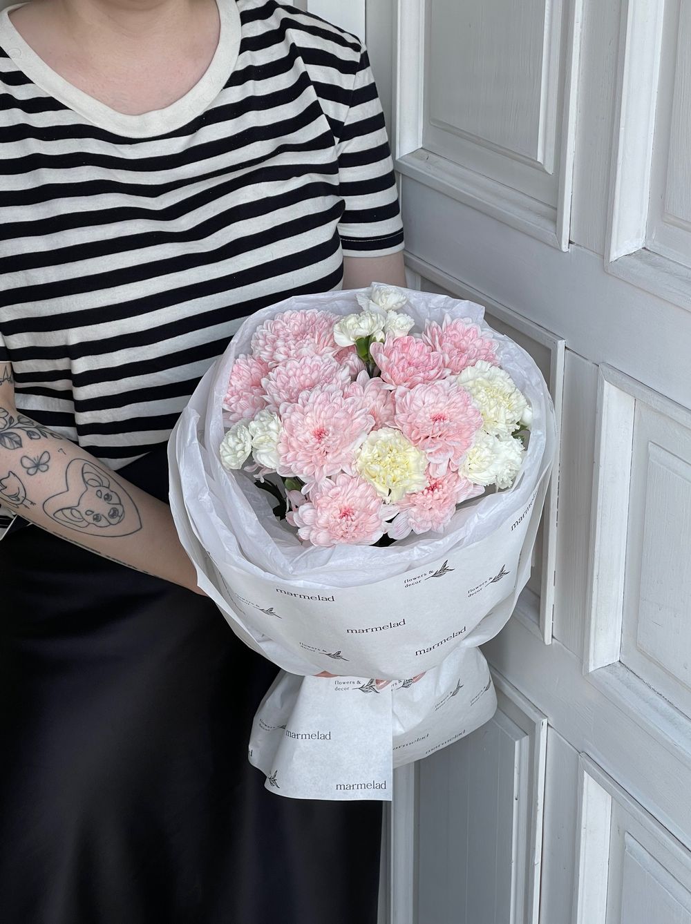 Букет с персиковой хризантемой и кустовыми диантусами