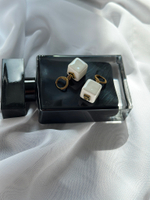 Серьги из бижутерного сплава с керамическим кубиком. Замок левербек.