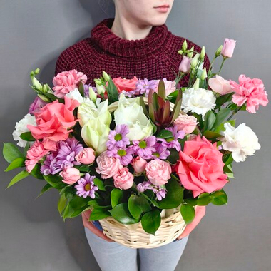 Авторская композиция в корзине с амариллисом