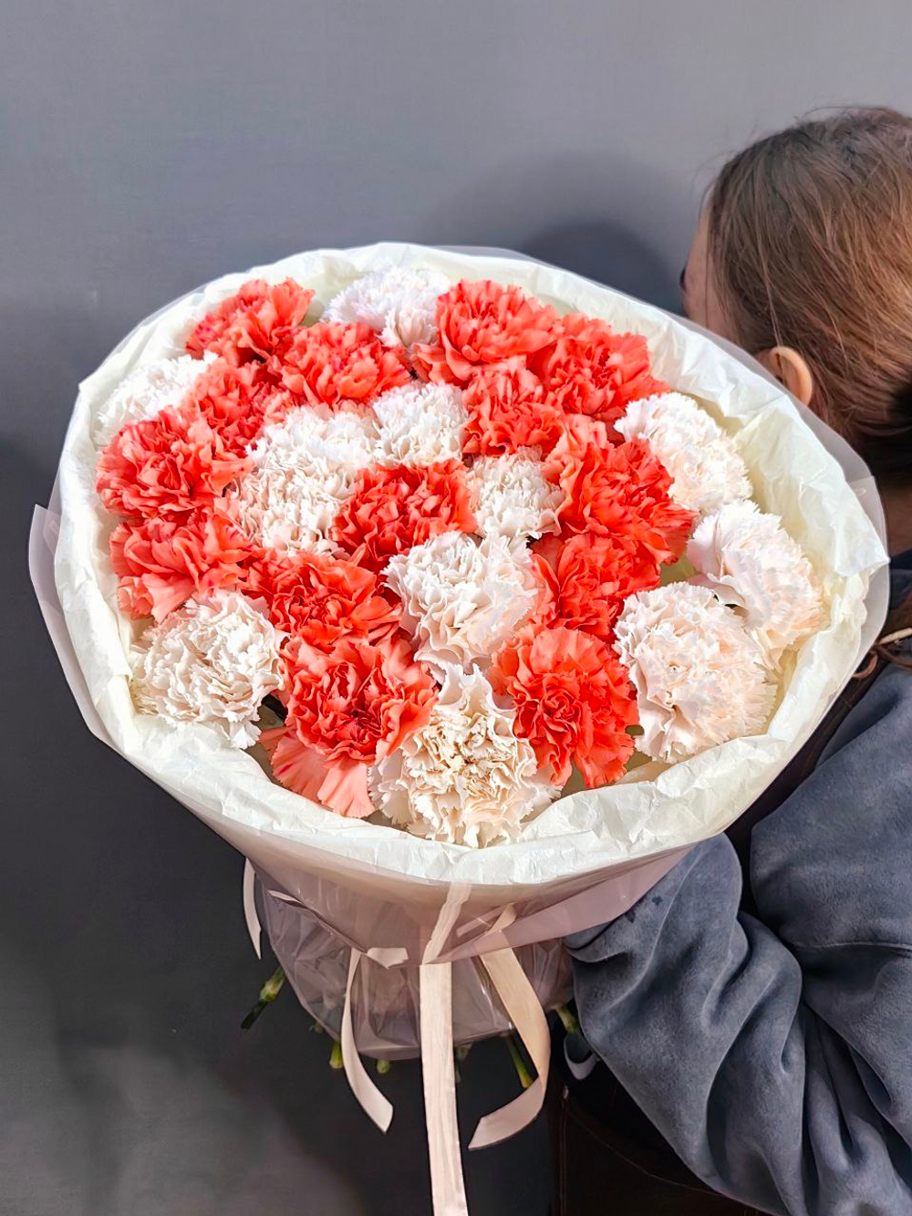 Монобукет из 25 кремовых и оранжевых диантусов