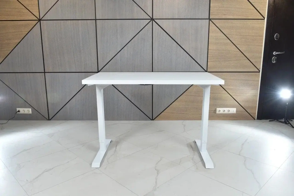 Регулируемый компьютерный стол Bazalt с регулировкой по высоте — столешница МДФ Белый