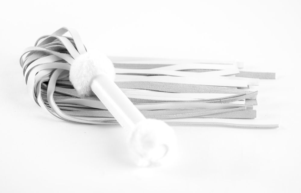 Белая плеть из натуральной кожи с меховой отделкой - 50 см. (Цвет: белый)