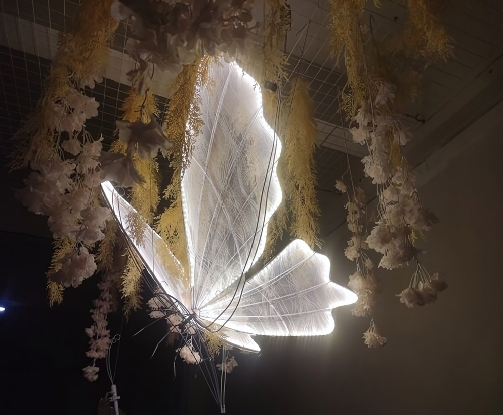 Фигура светодиодная «Волшебная Бабочка» на стойке h-1,78м, длина крыла 60 см (машет крыльями),220v,Белый