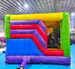 Коммерческий надувной батут «Попугаи и друзья» с крышей, 6x4x4 м