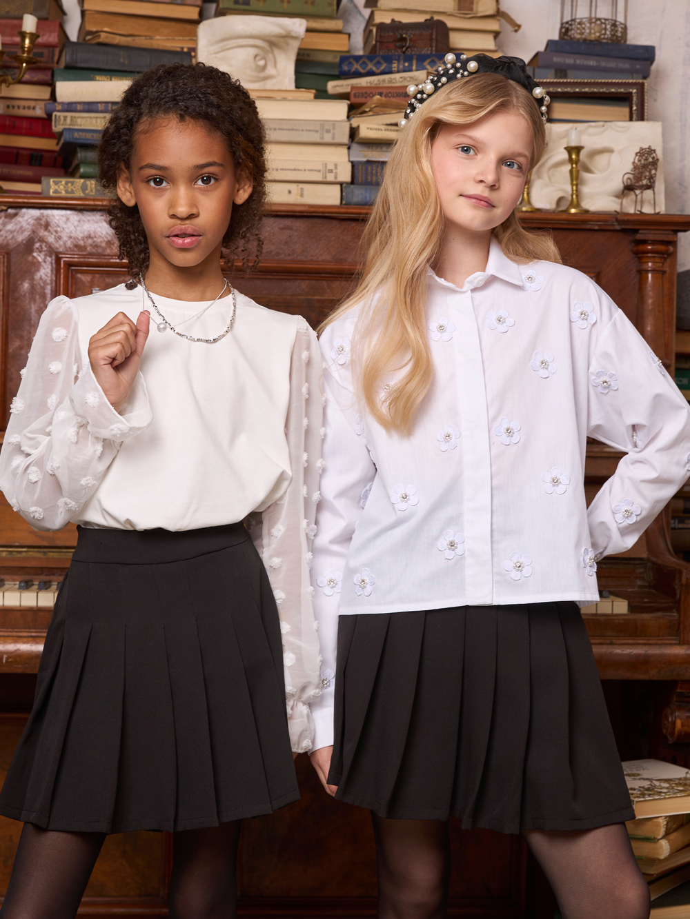 Рубашка для девочки белая с цветочками укороченная