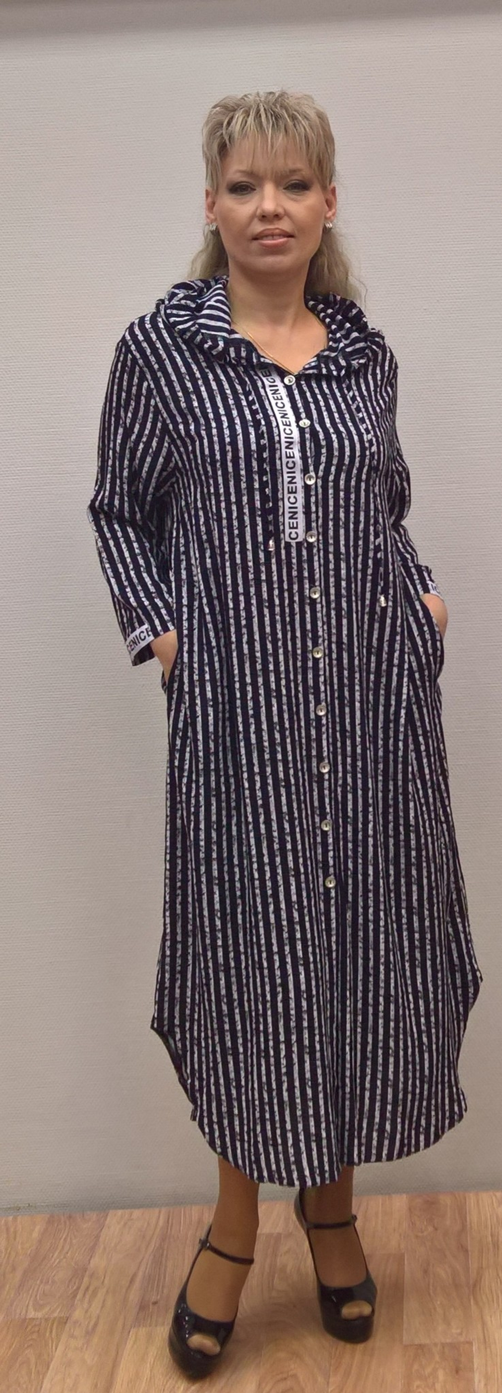 Длинное платье в мелкую белую полоску с капюшоном