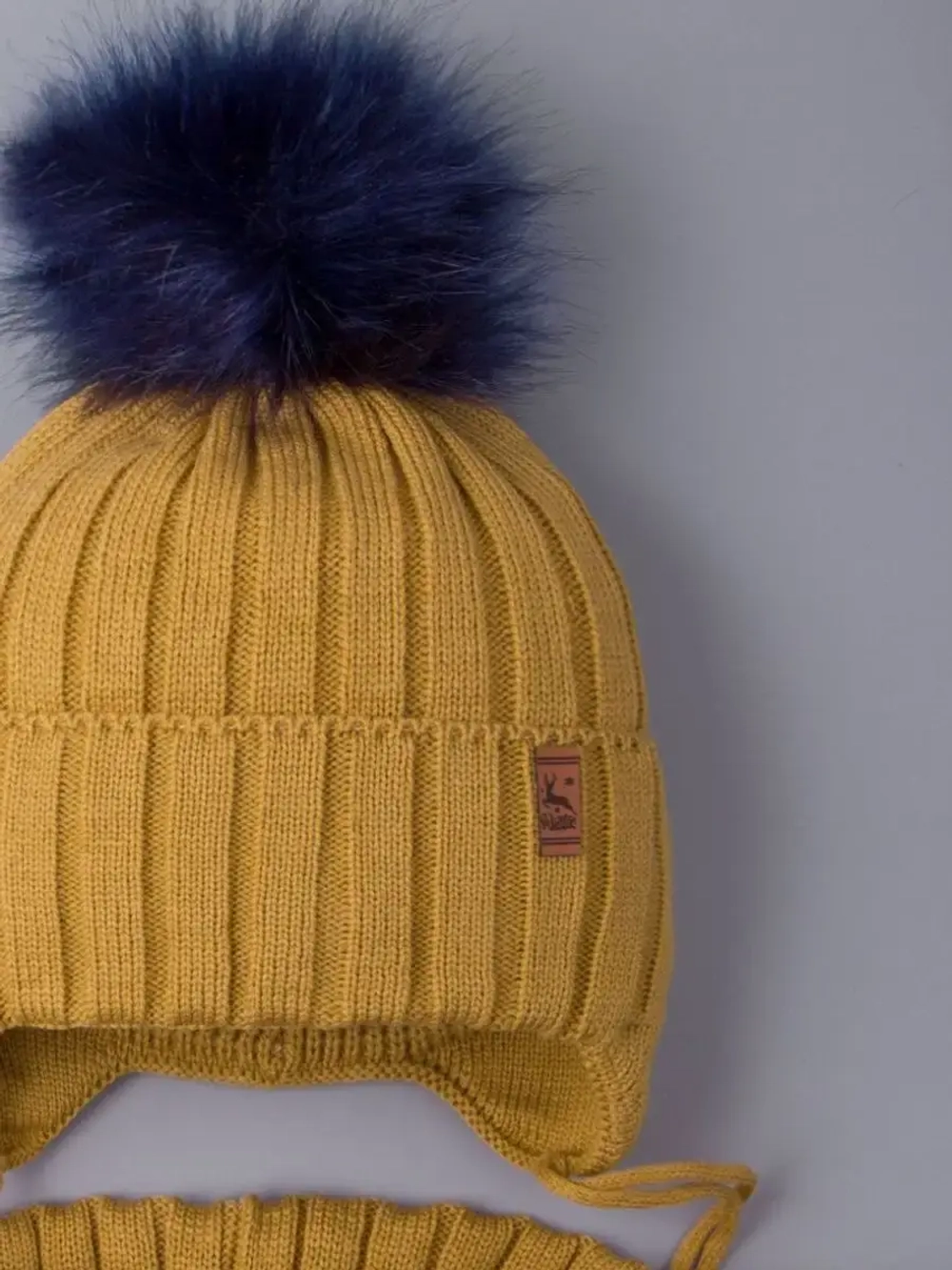 Шапка зимняя для мальчика на завязках и снуд