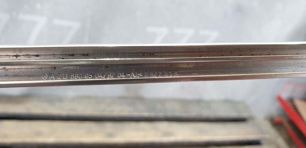 Молдинг двери передней левой Mercedes E (W213) 16-нв Б/У Оригинал A2136909504