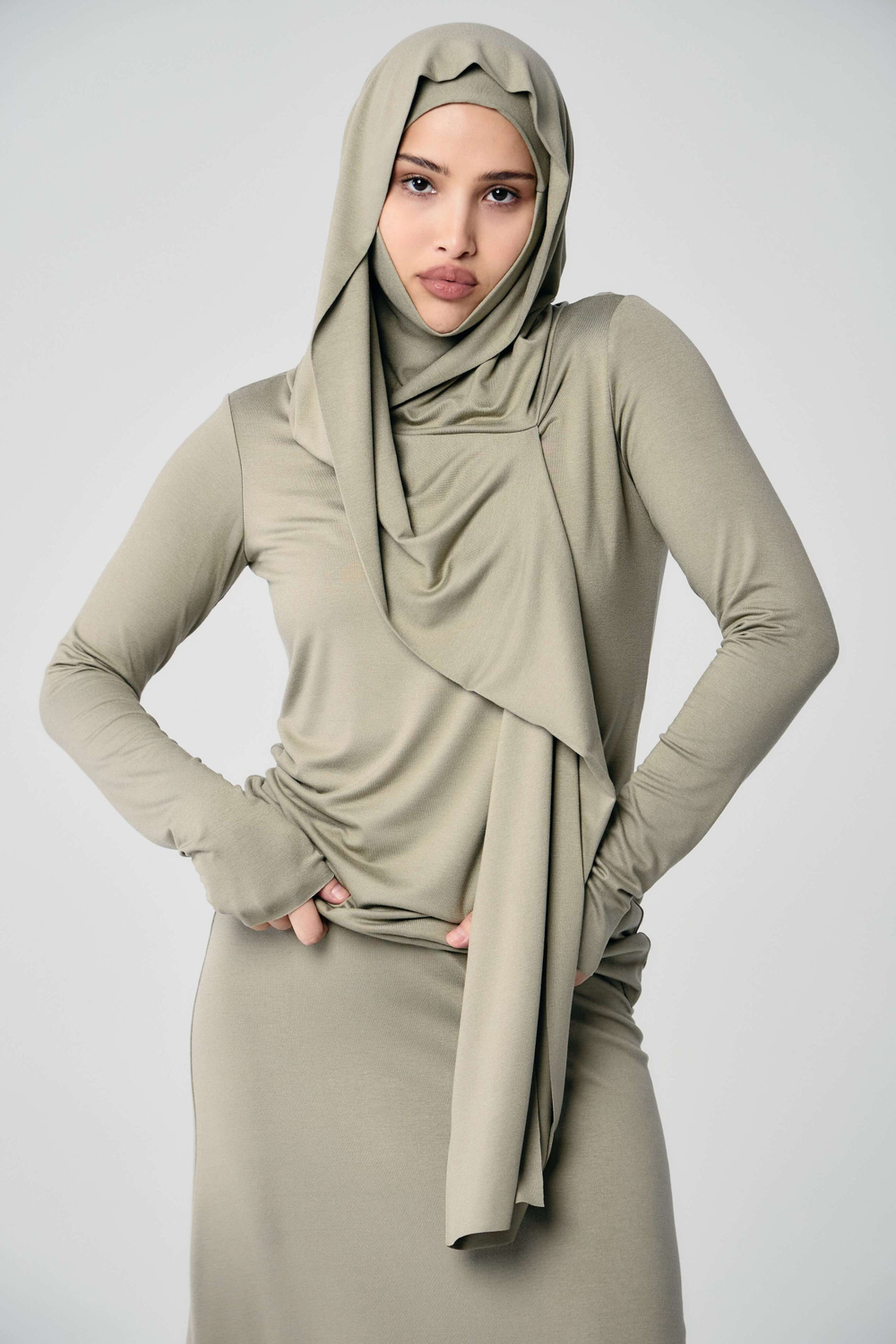 Лонгслив с капюшоном хаки