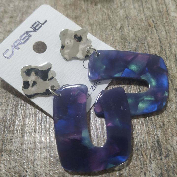 Серьги-гвоздики Murena ромб резной крючок цвет синий радужный металл серебристый