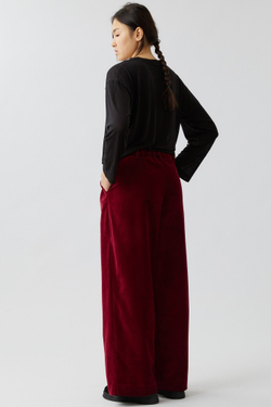 Брюки со складками из бордового бархата