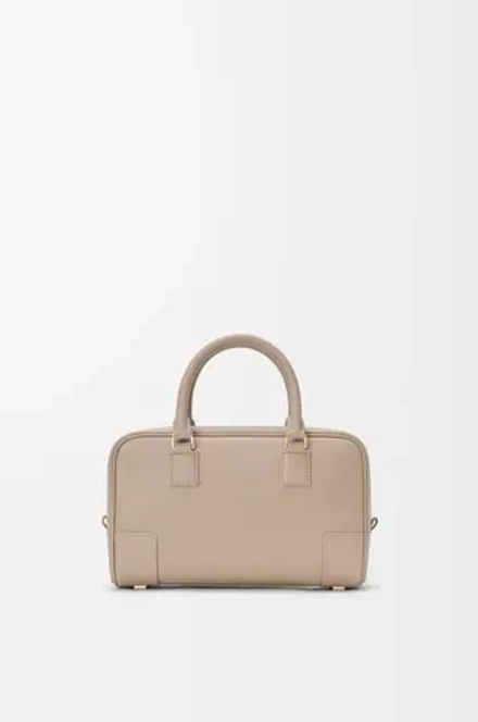 Loewe Сумка Amazona 23 из мягкой зернистой телячьей кожи, цвет глины