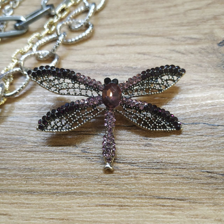 Брошь-кулон Стрекоза ажурная стразы цвет розовый фиолетовый металл серебристый