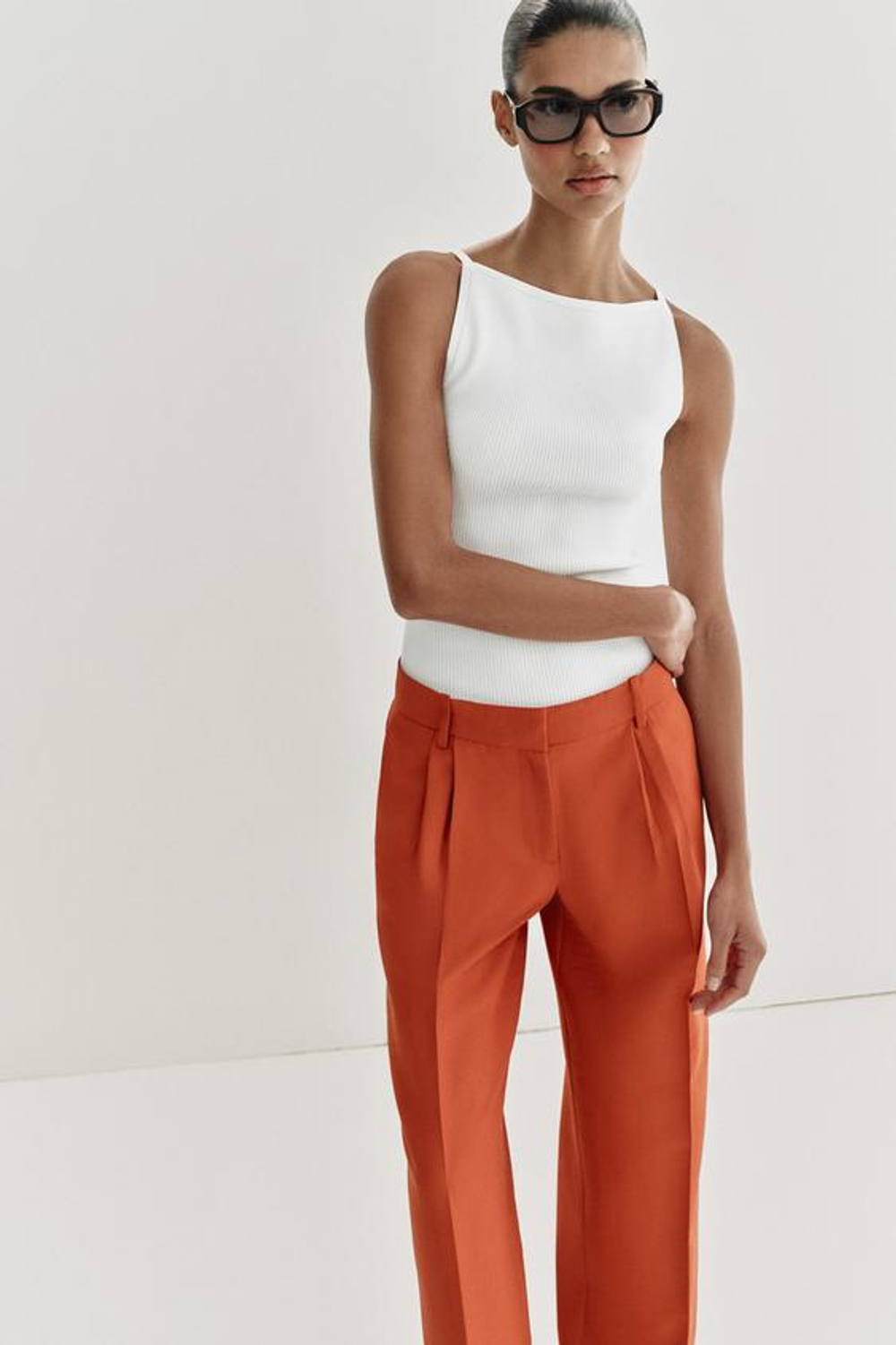 ZARA БРЮКИ ПРЯМОГО КРОЯ С ЗАЩИПАМИ, ТЕМНО-ОРАНЖЕВЫЙ