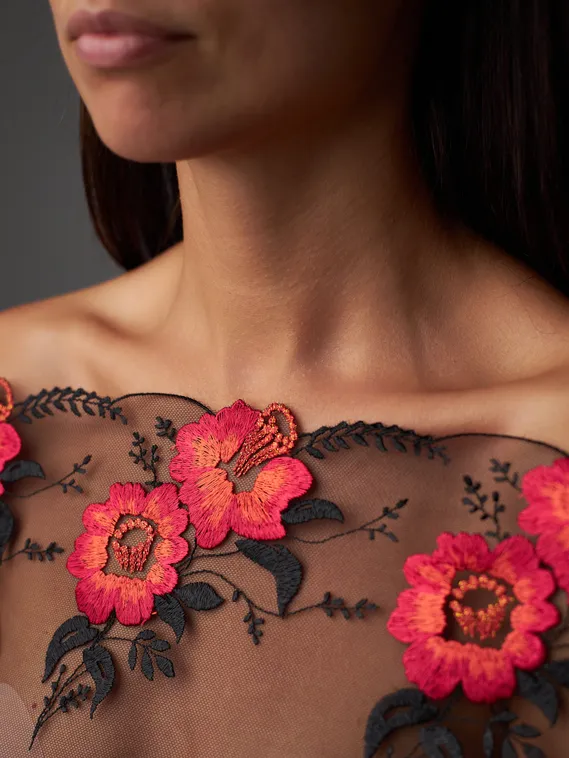 05-127 Вышивка на неэл. сетке 22 см, черный/оранжевый/красный (левая)