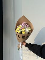 Кулек из хризантемы, кустовой розы и маттиолы