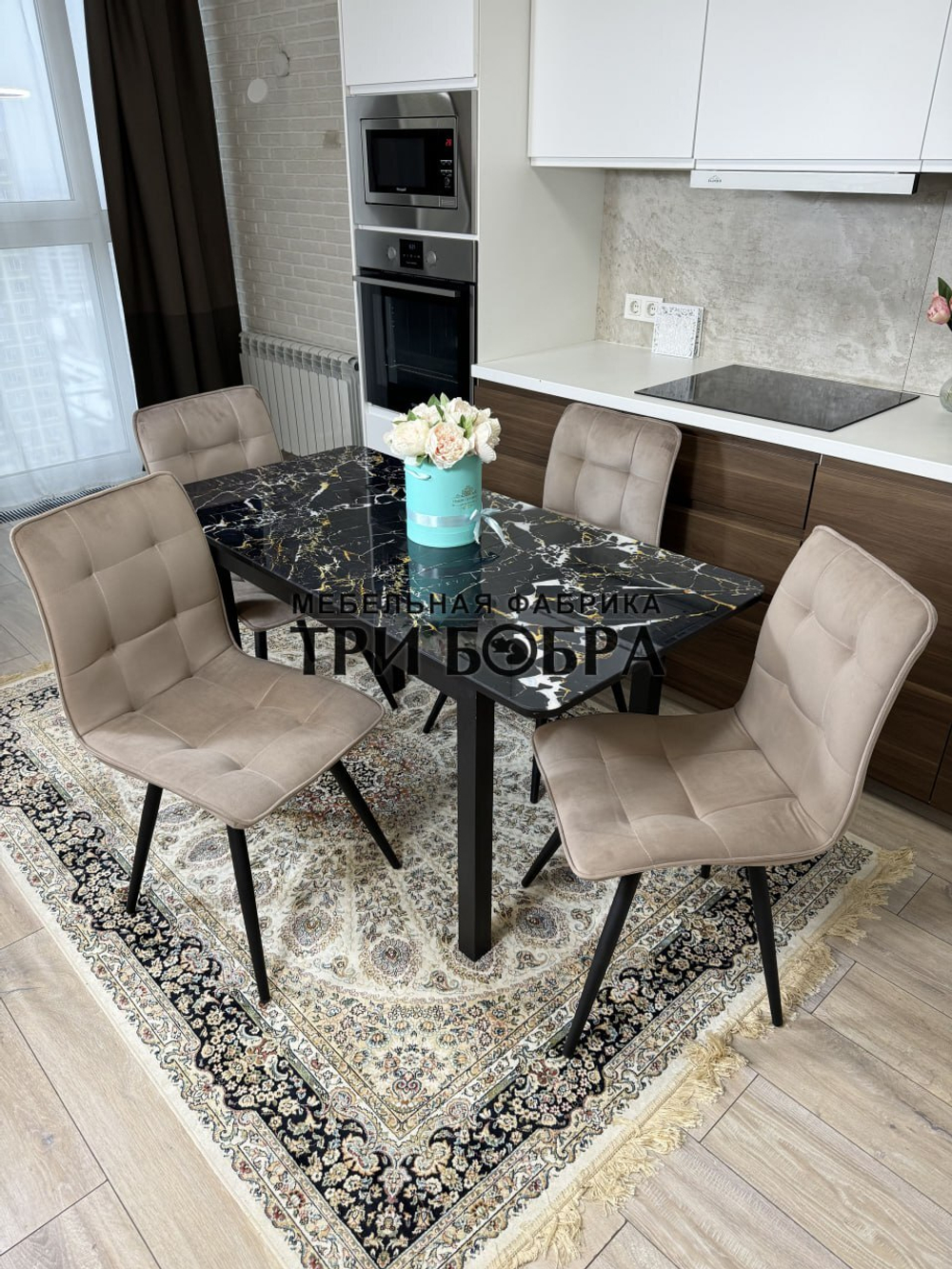 Стеклянный раздвижной стол "Черный мрамор" и стулья "ГУЧИ" капучино