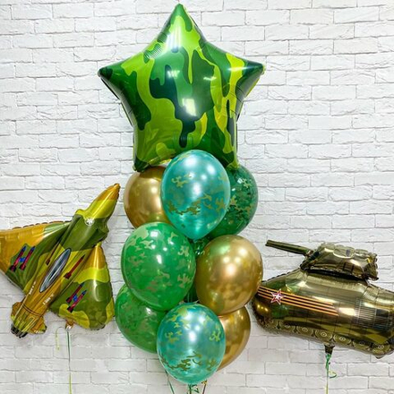Композиция из воздушных шаров с большой звездой камуфляж