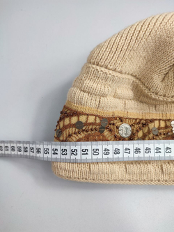 Шапка светлого оттенка