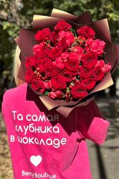 Букет «Яркая любовь» (розы кустовые, гиперикум, розы одноголовые)