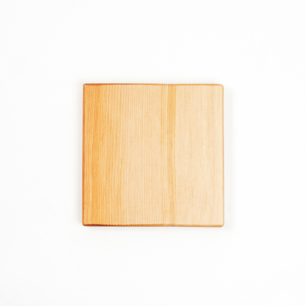 Деревянная менажница из кедра для подачи блюд и закусок с гравировкой "Never stop dreaming"