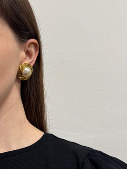 Клипсы с «жемчугом» Chanel