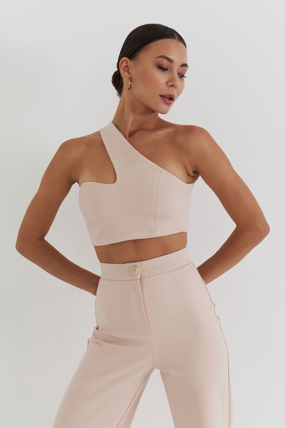 Асимметричный топ из джерси бежевого цвета