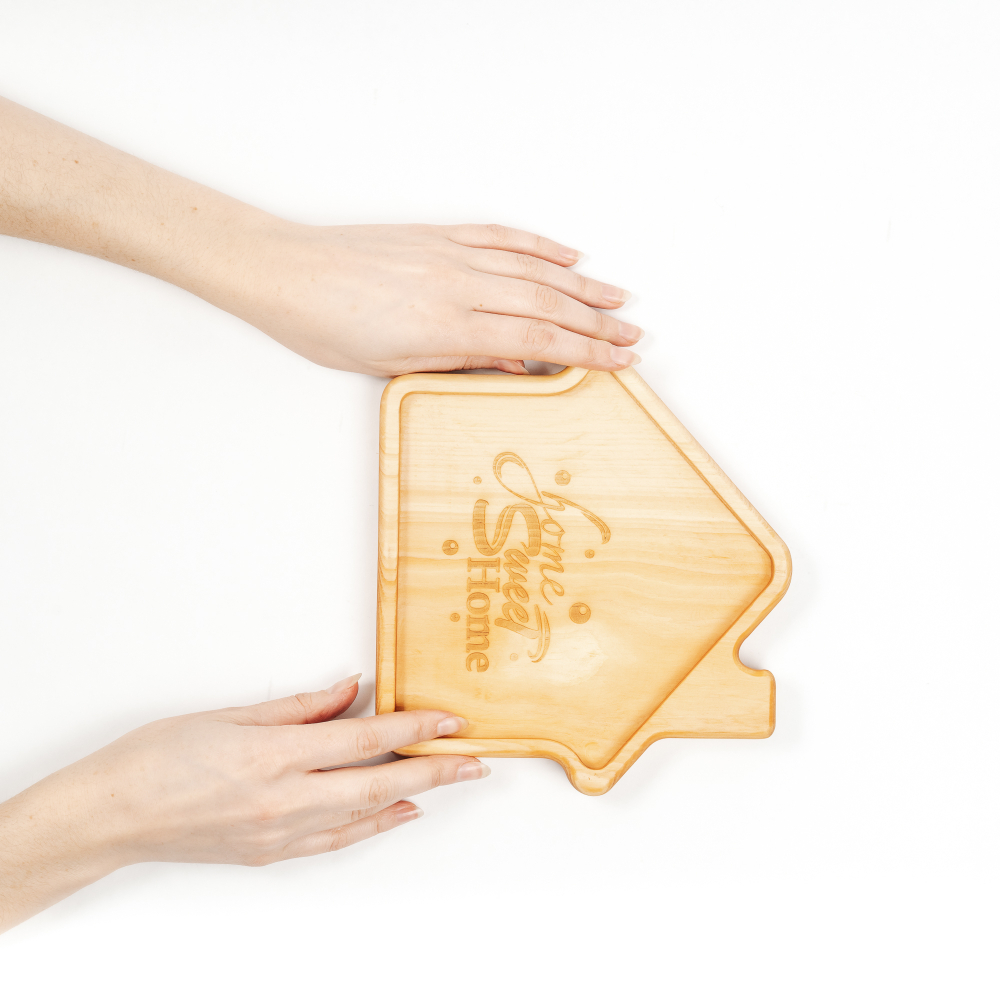 Деревянная менажница из кедра для подачи блюд и закусок с гравировкой "Home, sweet home!"