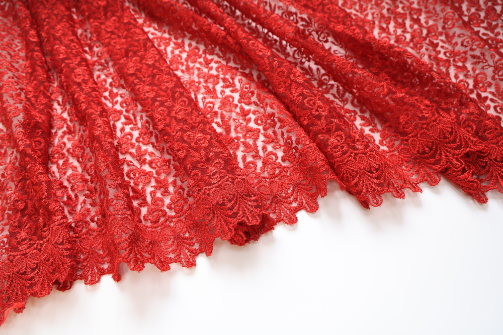 Вышивка на сетке красная