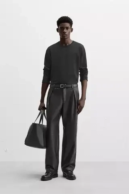 ZARA БРЮКИ ИЗ ИСКУССТВЕННОЙ КОЖИ СО СКЛАДКАМИ, ЧЕРНЫЙ