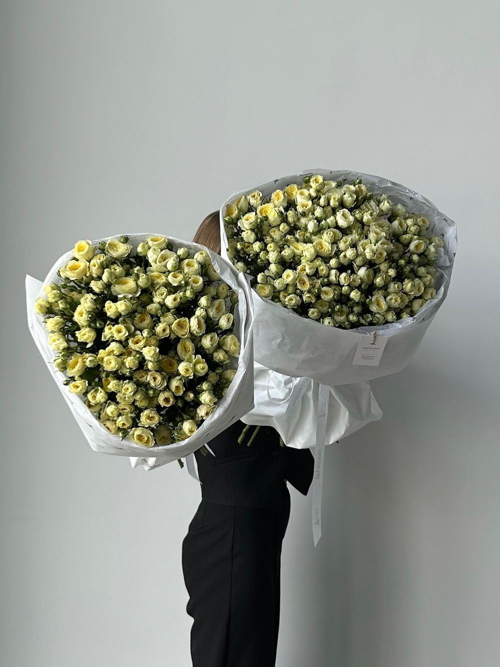 Букет моно из кустовых роз 25 шт в светло-желтом оттенке