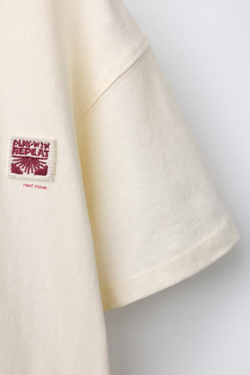 ZARA ОДНОТОННАЯ ФУТБОЛКА С НАШИВКОЙ, БЕЛЫЙ