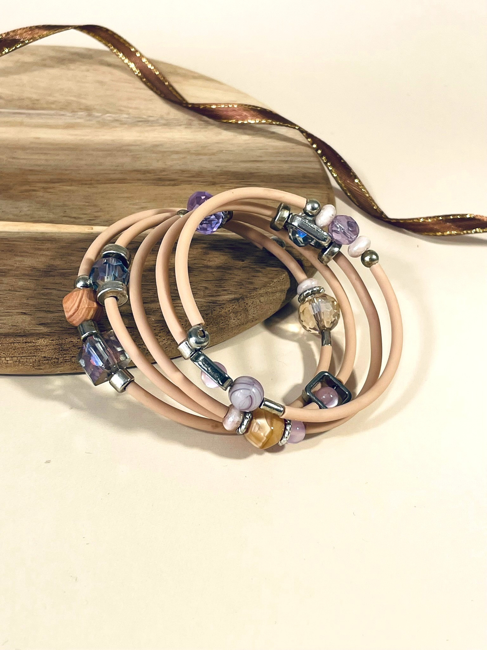 Браслет с бусинами гибкий бежевый