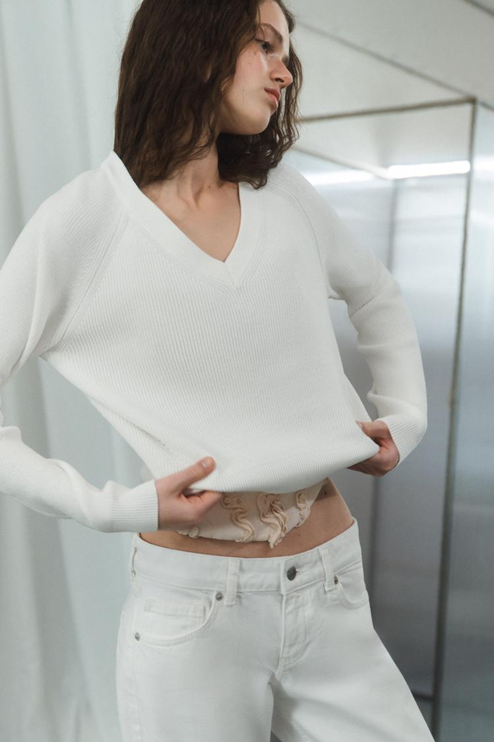 ZARA СВИТЕР С V-ОБРАЗНЫМ ВЫРЕЗОМ, БЕЛЫЙ