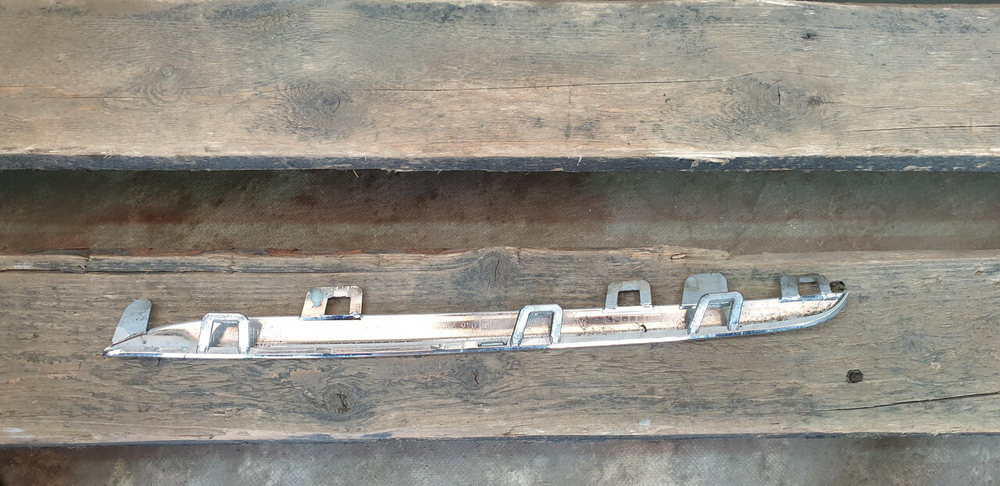 Молдинг решетки радиатора Mercedes C (W205) 14-18 Б/У Оригинал A2058880373