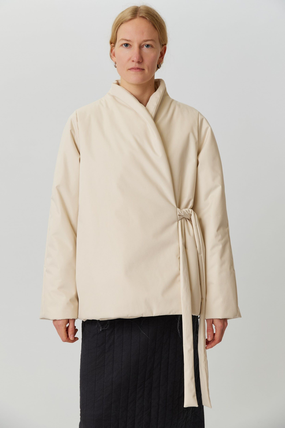 Зимняя куртка на запах из молочной бархатистой мембраны