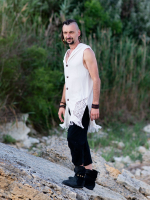 Мужская безрукавка с капюшоном (принт Лабиринт/молоко)