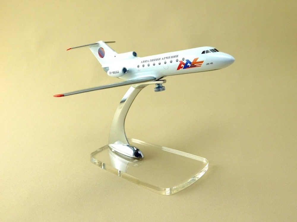 Модель самолета Як-40 (М1:100, Армения)