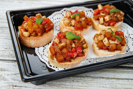 Брускетта с персиками, клубникой и козьим сыром