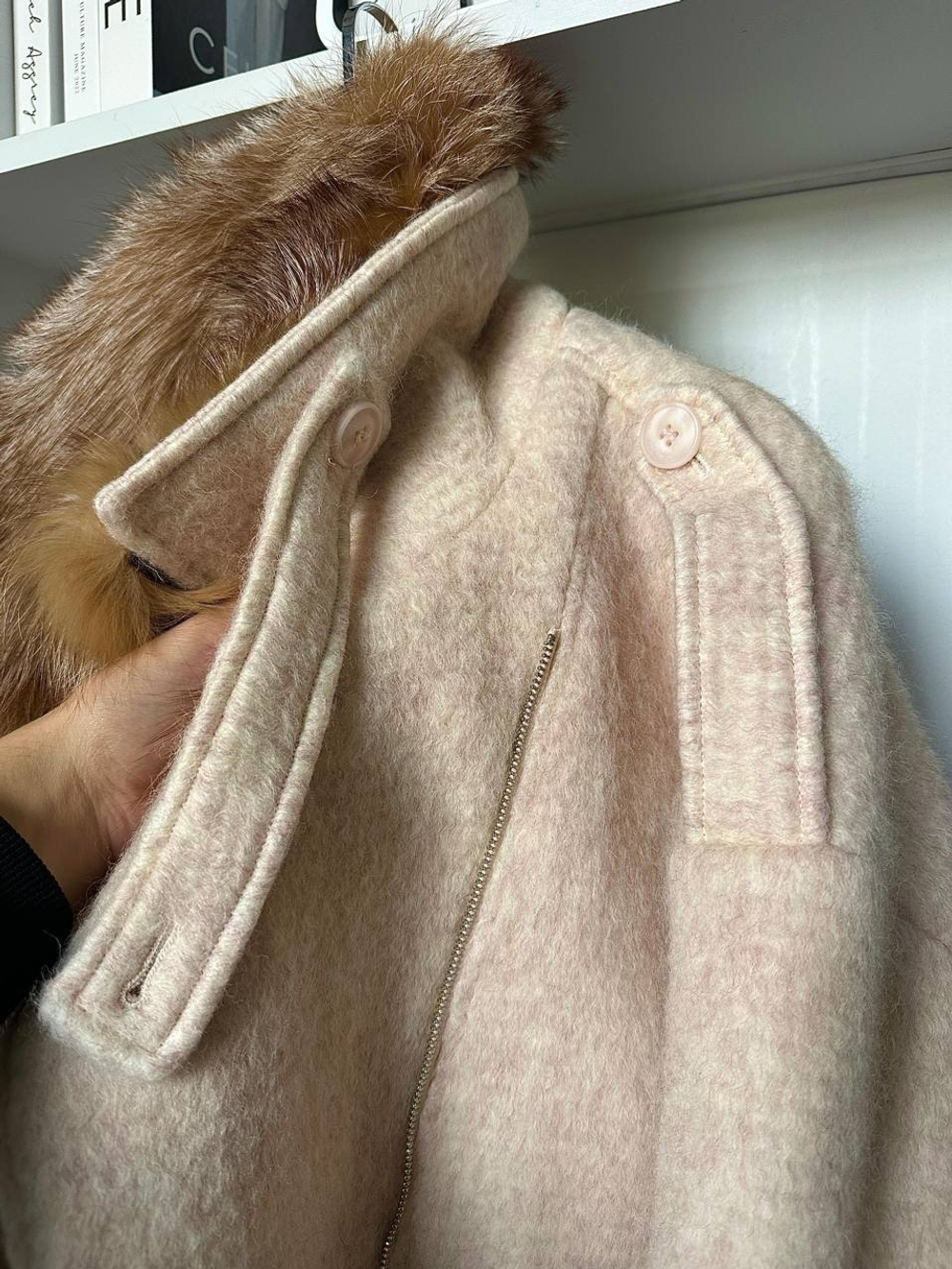 Зимний пуховик - бомбер из шерсти с мехом лисы