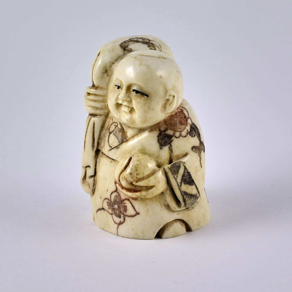 Нэцкэ Ребенок с персиком и мешком риса