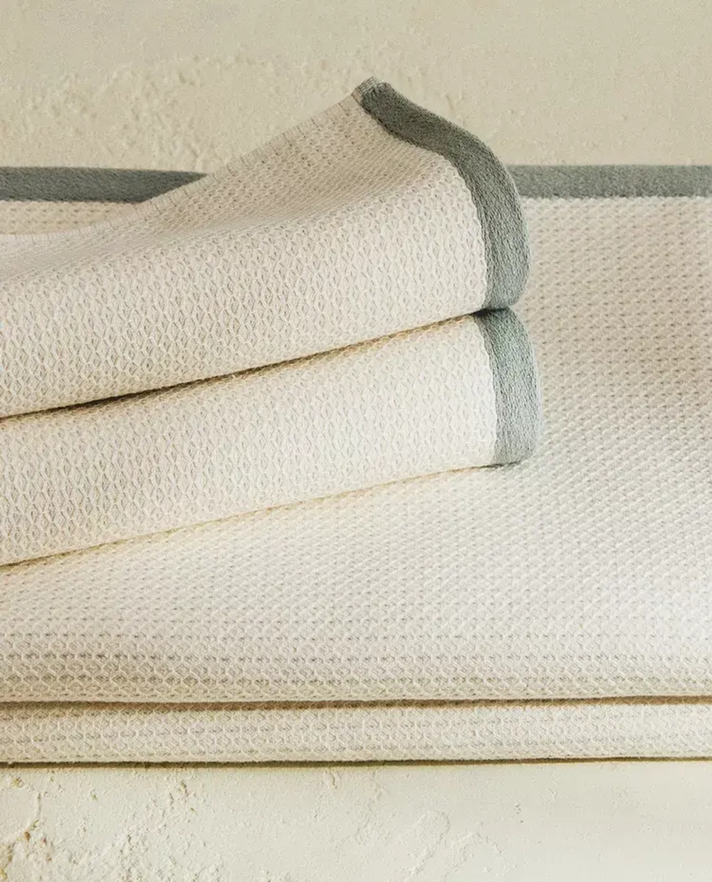 ZARA HOME БАННОЕ ПОЛОТЕНЦЕ С РЕЛЬЕФНЫМ УЗОРОМ И ДЕКОРАТИВНОЙ СТРОЧКОЙ, СИНИЙ